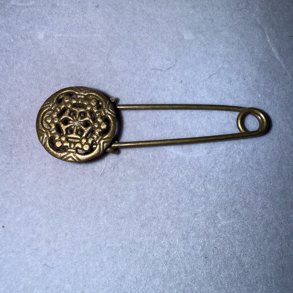 Vintage Gold-Tone Decorative Brooch